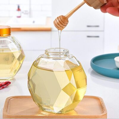Pot de miel en verre avec couvercle et louche en bois. Dimension : 8.8x9.5 cm Capacité : 200 ml SD-030