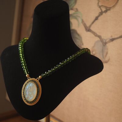 Klobige Halskette mit grünem Kristall – Meerjungfrau-Kamee