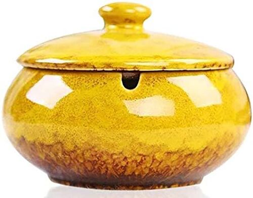 Ceramic ashtray with lid in yellow color. Dimension: 11x8cm SD-061D