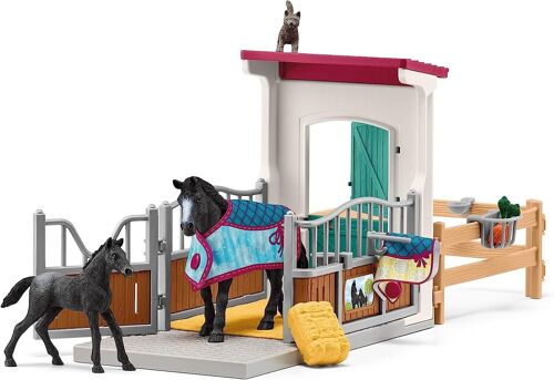 schleich 42611 - HORSE CLUB – Box pour cheval avec jument et poulain, coffret schleich avec 34 éléments inclus dont 2 chevaux schleich, coffret figurines pour enfants dès 5 ans