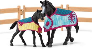 schleich 42611 - HORSE CLUB – Box pour cheval avec jument et poulain, coffret schleich avec 34 éléments inclus dont 2 chevaux schleich, coffret figurines pour enfants dès 5 ans 4