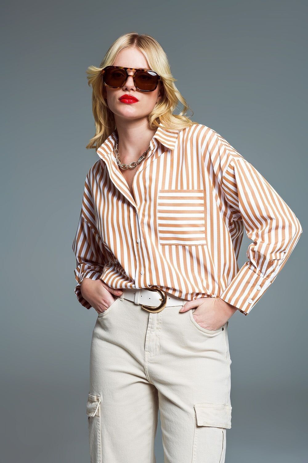 Camicia rilassata a righe con tasca a contrasto in beige