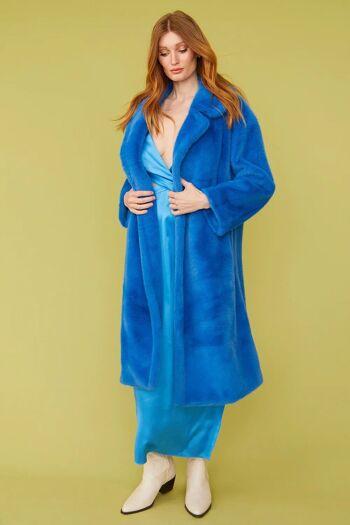 Manteau duchesse mi-long en fausse fourrure bleu 2