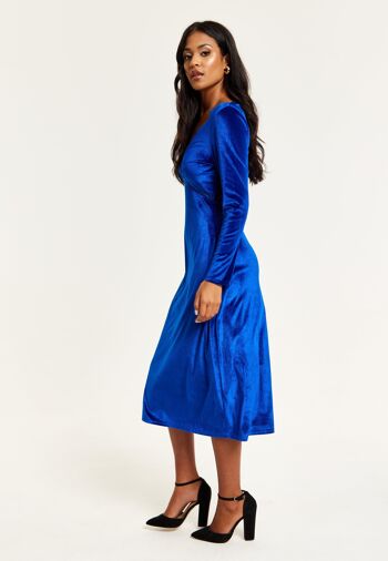 Liquorish - Robe mi-longue en velours bleu royal avec détails en dentelle 7