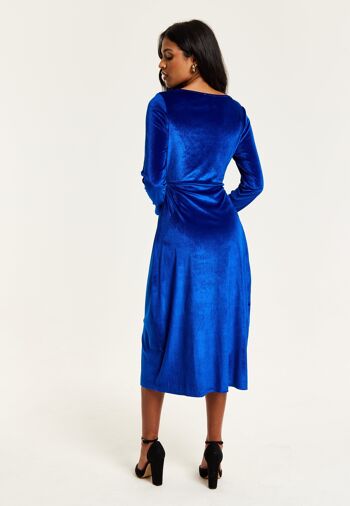 Liquorish - Robe mi-longue en velours bleu royal avec détails en dentelle 8