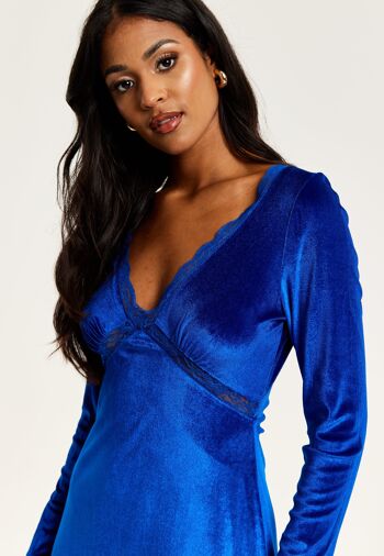 Liquorish - Robe mi-longue en velours bleu royal avec détails en dentelle 9
