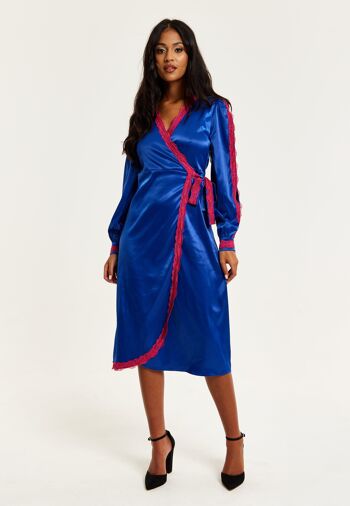 Liquorish - Robe portefeuille mi-longue en satin bleu royal avec détails en dentelle et fentes sur les manches 4