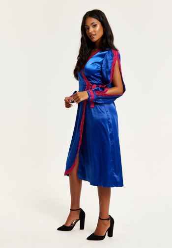 Liquorish - Robe portefeuille mi-longue en satin bleu royal avec détails en dentelle et fentes sur les manches 6