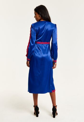 Liquorish - Robe portefeuille mi-longue en satin bleu royal avec détails en dentelle et fentes sur les manches 7