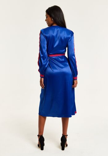 Liquorish - Robe portefeuille mi-longue en satin bleu royal avec détails en dentelle et fentes sur les manches 8