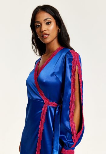 Liquorish - Robe portefeuille mi-longue en satin bleu royal avec détails en dentelle et fentes sur les manches 9