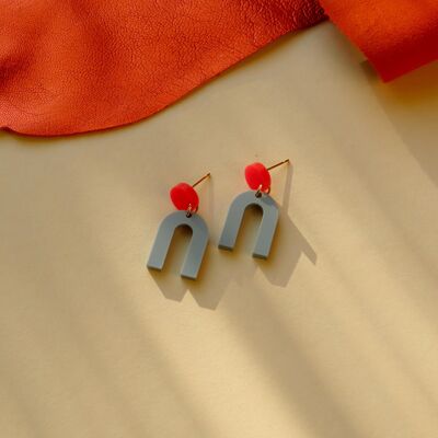 Orecchini Mini Arch in acrilico con borchie in acciaio inossidabile in rosso salvia brillante