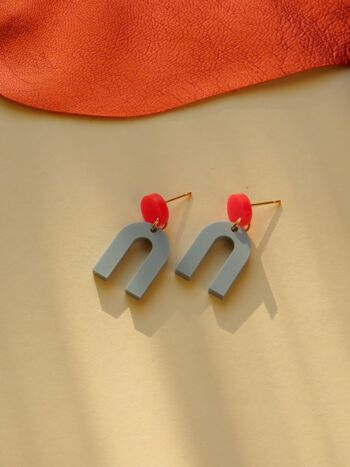 Boucles d'oreilles en acrylique Mini Arch avec clous en acier inoxydable en sauge rouge vif 3