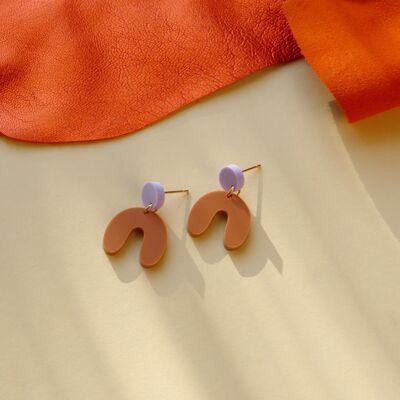 Petites boucles d’oreilles en arc en terre cuite lilas