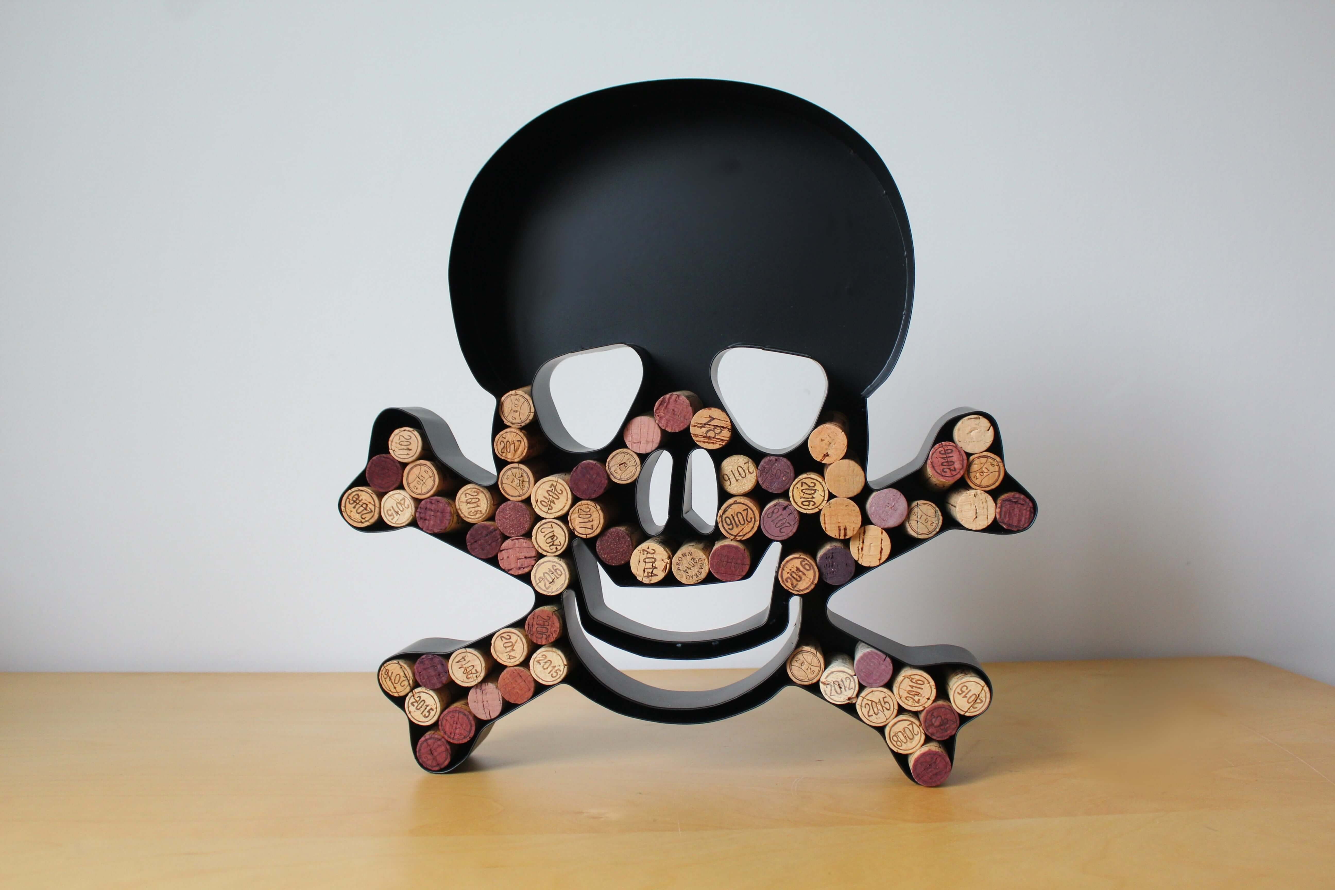 Originalform – Totenkopf mit gekreuzten Knochen | Weinstopper | Dekoration