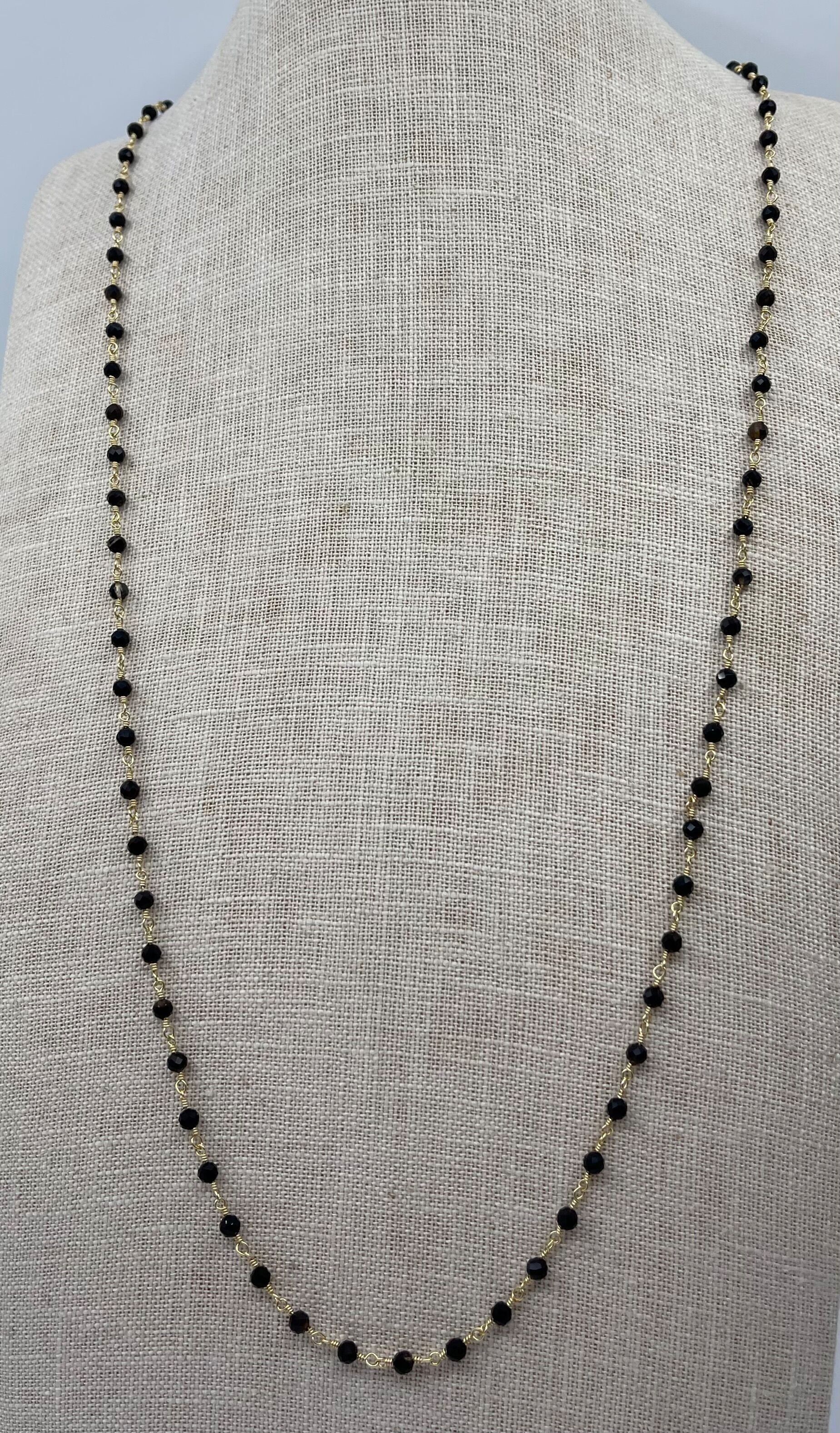 Collana lunga in acciaio con pietre sfaccettate su catena sottile