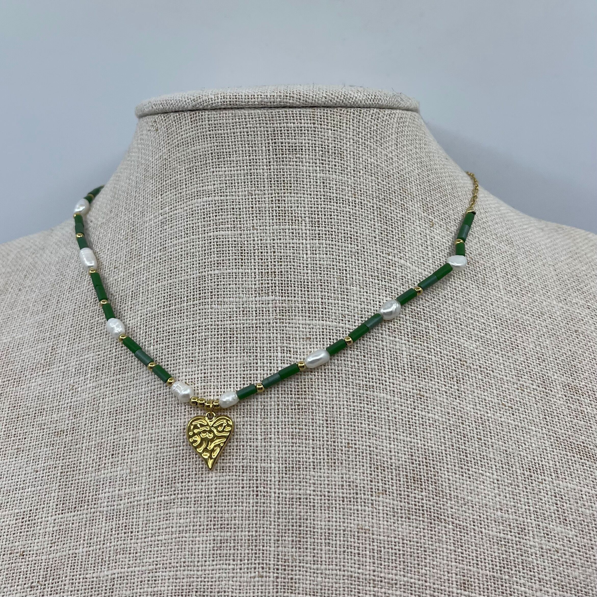 Gehämmerte Herzkette aus Stahl mit Perlen und Süßwasserperlen