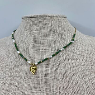 Collar de acero con corazón martillado con perlas y perlas de agua dulce