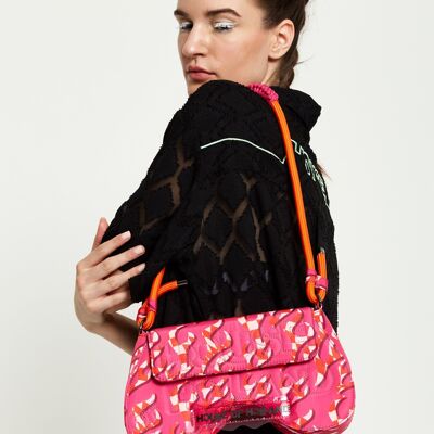 Bolso Saddle en rosa con diseño de llamas y logo acolchado de House Of Holland