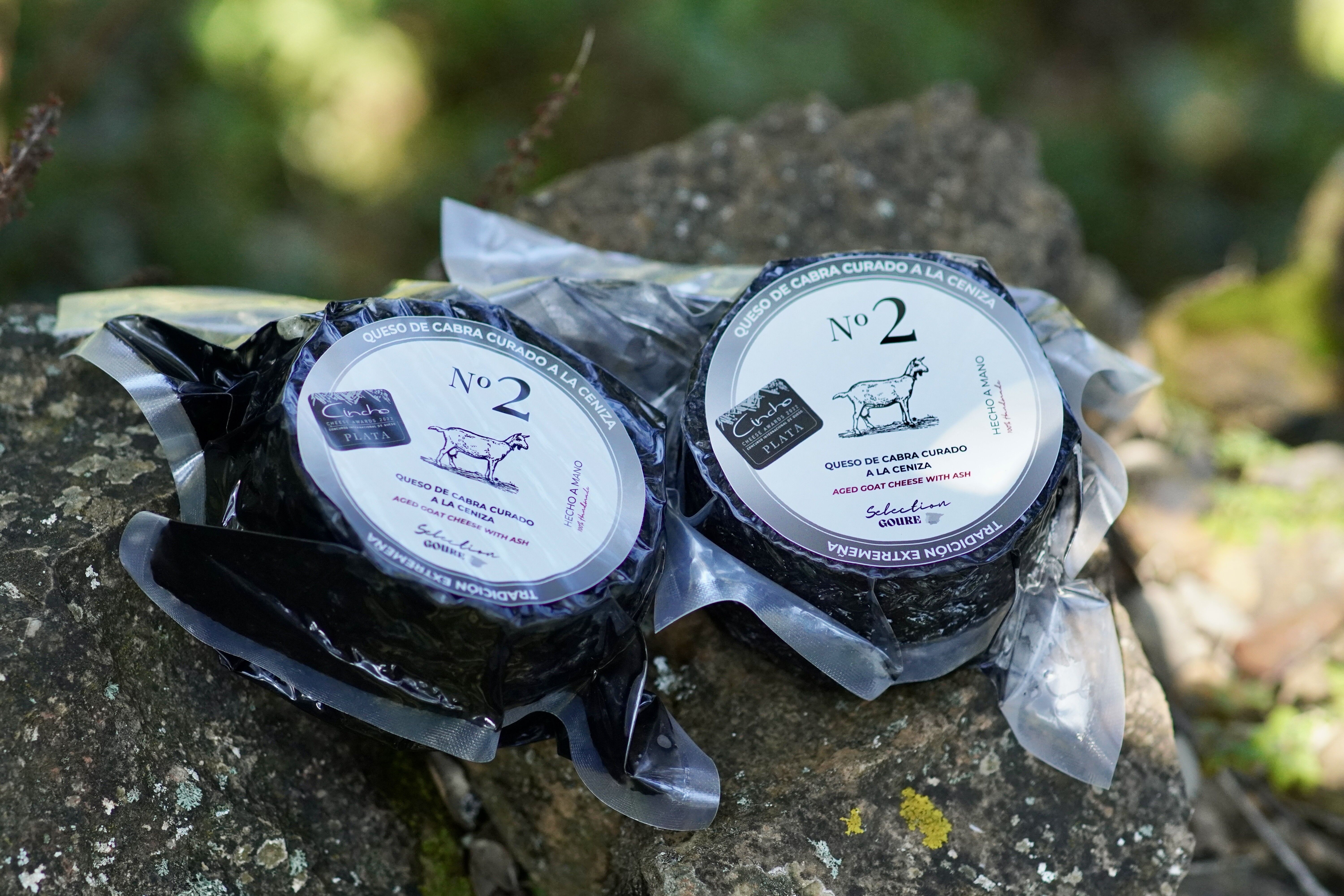 Gehärteter Ziegenkäse mit Asche (500 g) – World Cheese Awards Silber 2022–2023