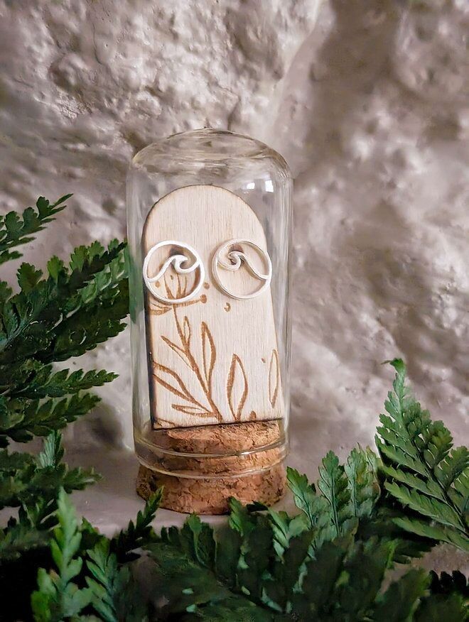 Goujons en argent sterling Beach Wave dans un tube de terrarium en verre