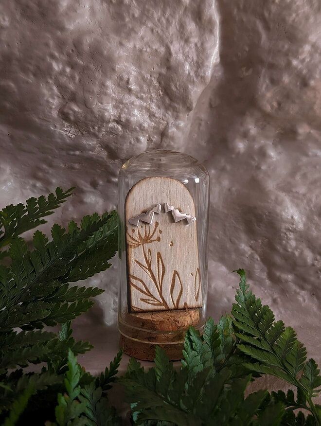 Goujons triple cœur en acier inoxydable dans un tube de terrarium en verre