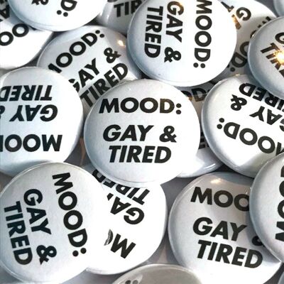 Umore: distintivo gay e stanco