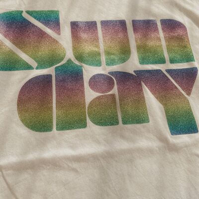 Camiseta Sunday con purpurina arcoíris