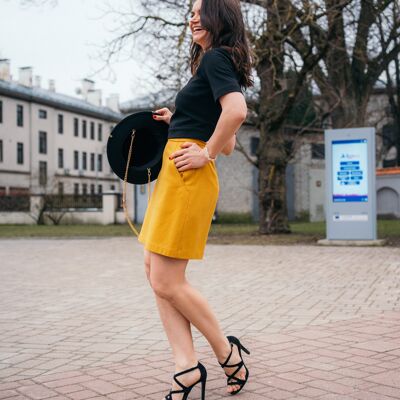 Minifalda de punto amarillo mostaza con bolsillos