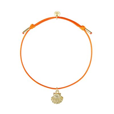 Orangefarbenes Kordelarmband und Jakobsmuschel