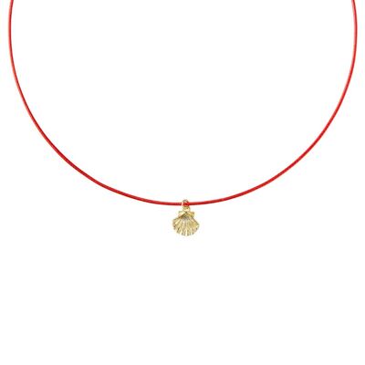 Collier cordon rouge et sa coquille Saint Jacques