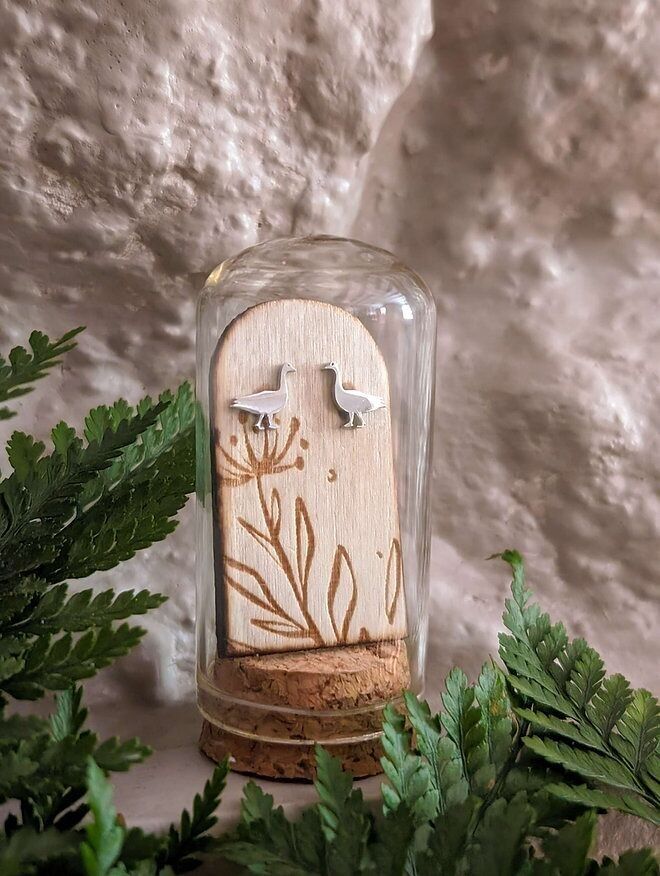 Goujons en acier inoxydable d’oie dans un tube de terrarium en verre