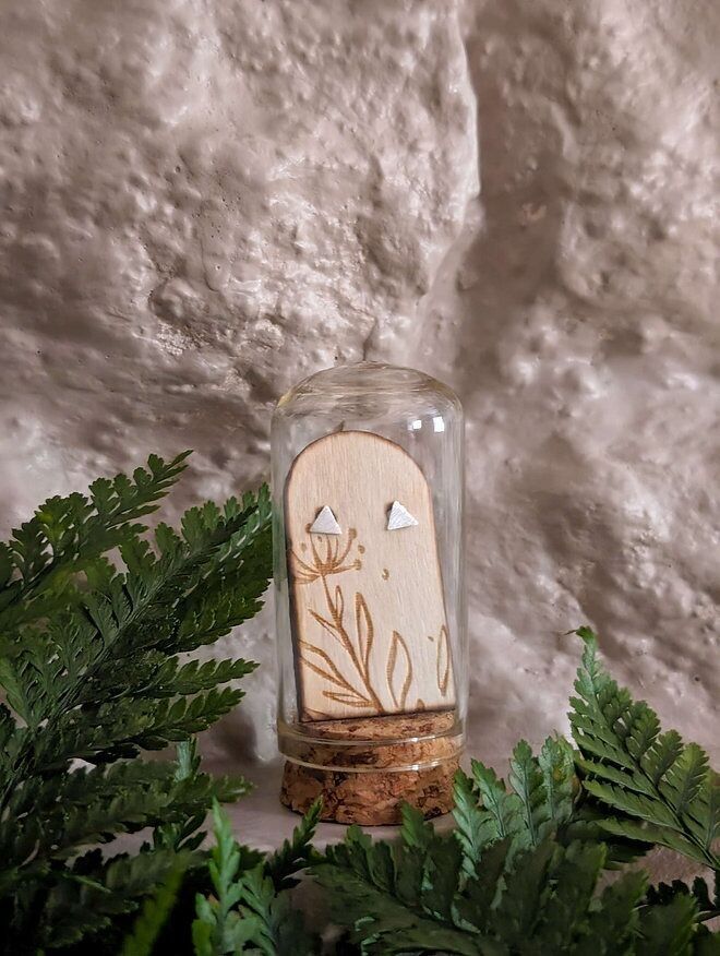 Mini tachuelas triangulares de plata de ley en tubo de terrario de vidrio