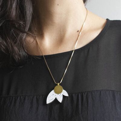Abstrakte Blumenkette | Moderne geometrische Halskette | Lange Blütenblatt-Halskette