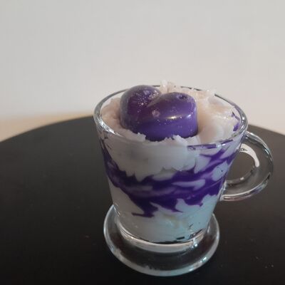 Bougie tasse artisanale gourmande parfumée à la violette