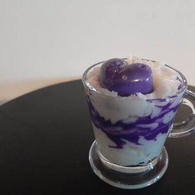 Bougie tasse artisanale gourmande parfumée à la violette