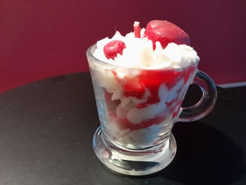 Bougie artisanale tasse gourmande parfumée aux fruits rouges, fraise des bois, framboise, rose  décorée avec un coeur pour la fête des mamans