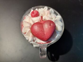 Bougie artisanale tasse gourmande parfumée aux fruits rouges, fraise des bois, framboise, rose  décorée avec un coeur pour la fête des mamans 2