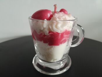 Bougie artisanale tasse gourmande parfumée aux fruits rouges, fraise des bois, framboise, rose  décorée avec un coeur pour la fête des mamans 4