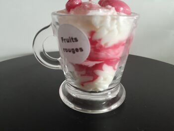 Bougie artisanale tasse gourmande parfumée aux fruits rouges, fraise des bois, framboise, rose  décorée avec un coeur pour la fête des mamans 6