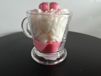 Bougie artisanale tasse gourmande parfumée aux fruits rouges, fraise des bois, framboise, rose  décorée avec un coeur pour la fête des mamans 9