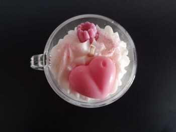 Bougie artisanale tasse gourmande parfumée aux fruits rouges, fraise des bois, framboise, rose  décorée avec un coeur pour la fête des mamans 10