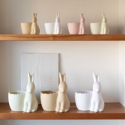 Lapin de Pâques avec vase