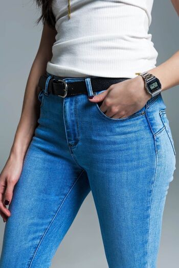 Jean skinny basique bleu clair avec courte fente au bas 4