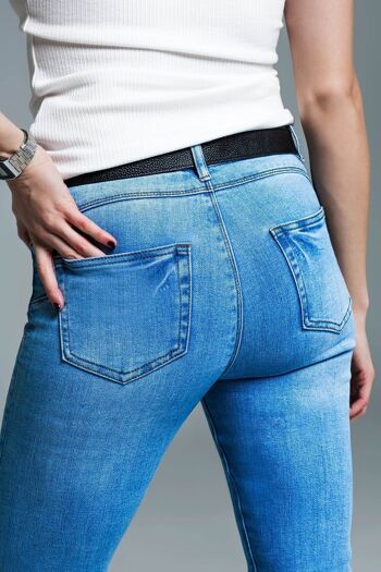 Jean skinny basique bleu clair avec courte fente au bas 6