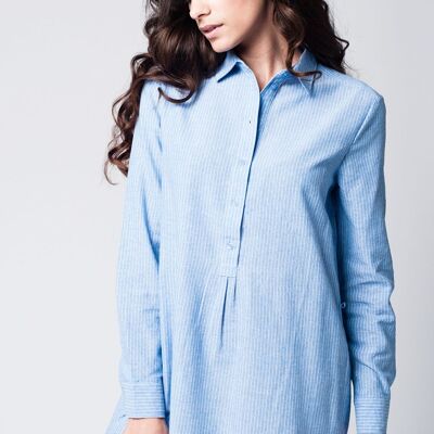 Robe chemise bleue avec lien sur le devant à fines rayures