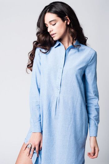 Robe chemise bleue avec lien sur le devant à fines rayures 1
