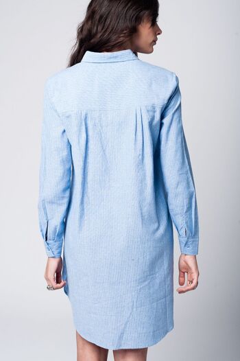Robe chemise bleue avec lien sur le devant à fines rayures 3