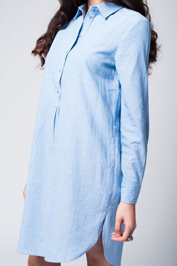 Robe chemise bleue avec lien sur le devant à fines rayures 4