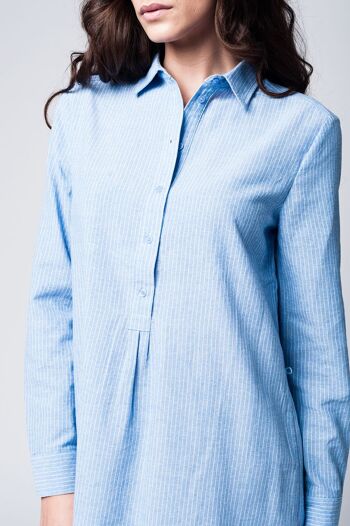Robe chemise bleue avec lien sur le devant à fines rayures 5